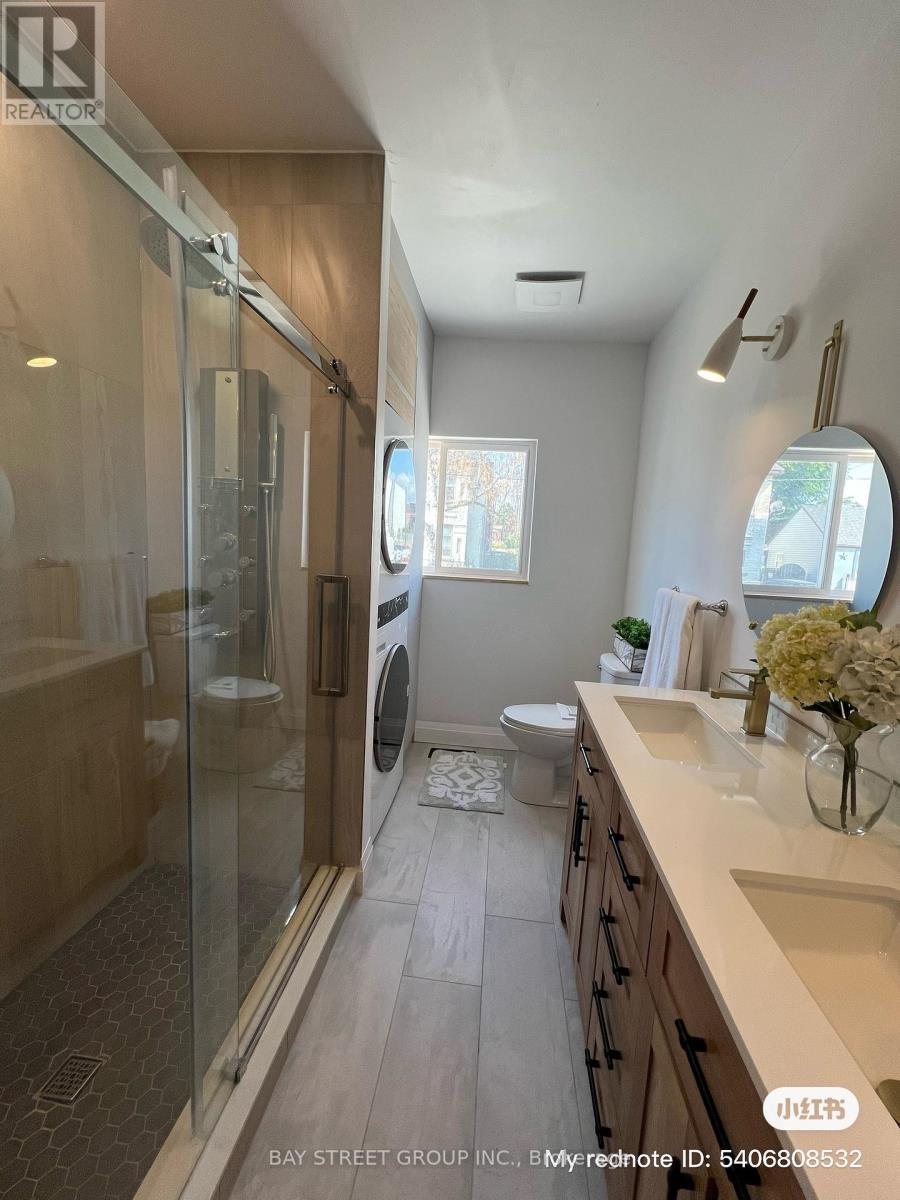 396 Emerald Street N, Hamilton, ON - Indoor Photo Showing Bathroom