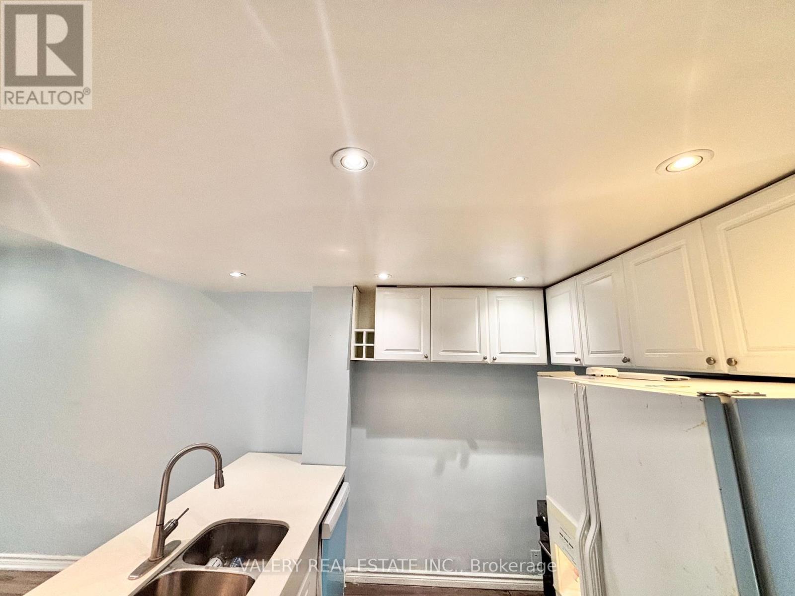 25 Niagara Street, Hamilton, ON - Indoor Photo Showing Kitchen