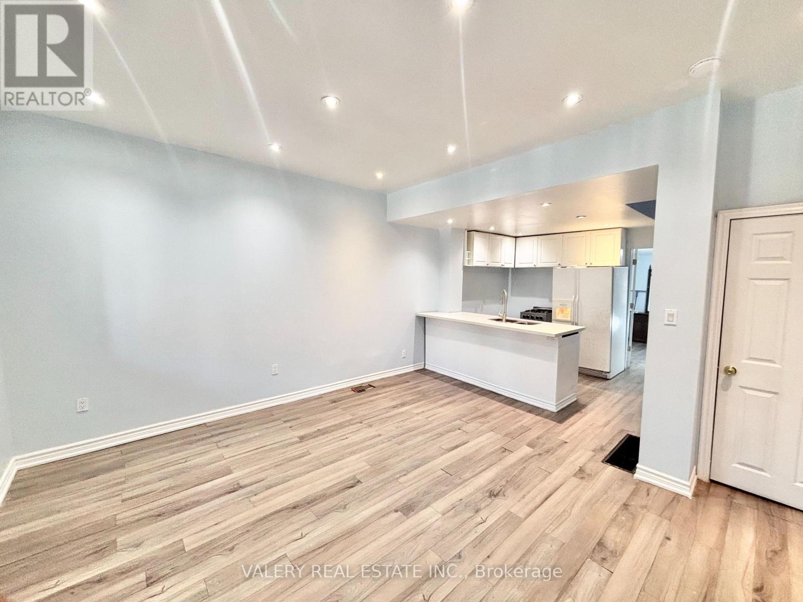 25 Niagara Street, Hamilton, ON - Indoor Photo Showing Other Room