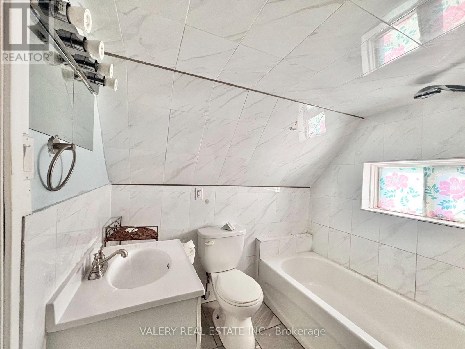 25 Niagara Street, Hamilton, ON - Indoor Photo Showing Bathroom