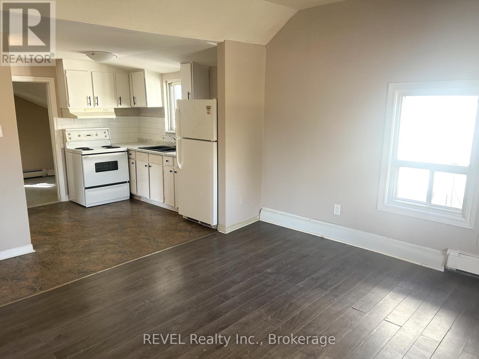 8 Pelham Road, St. Catharines (Western Hill), ON - Indoor Photo Showing Kitchen With Double Sink