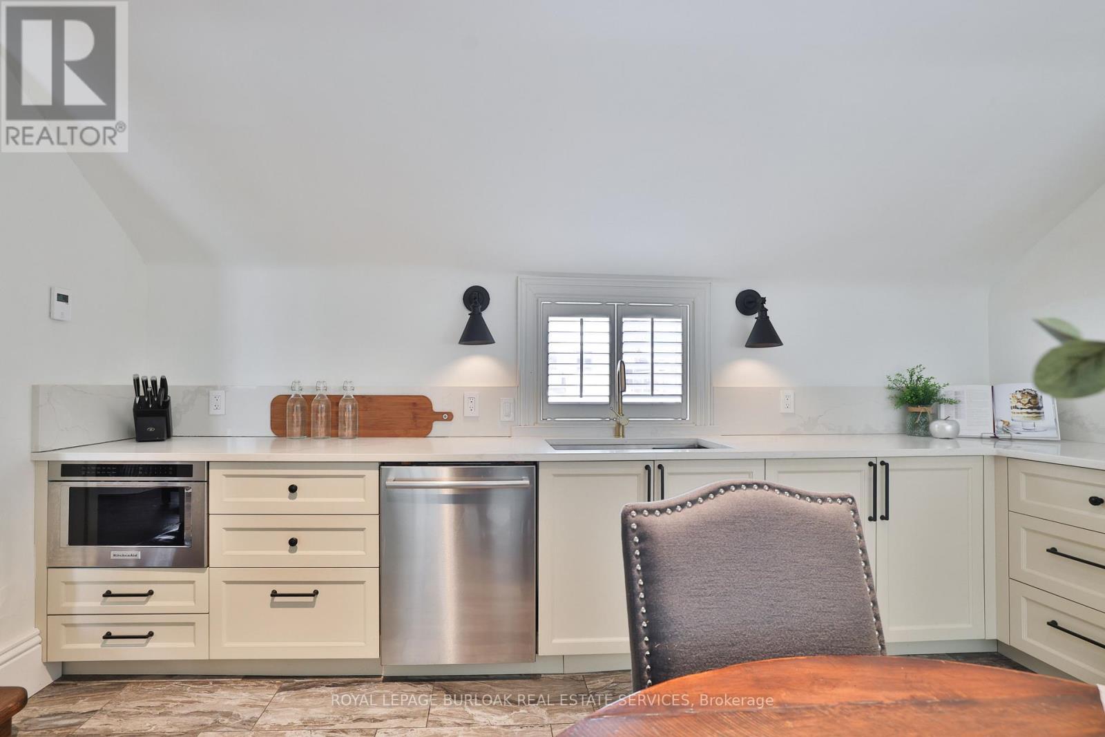 455 Nelson Avenue, Burlington, ON - Indoor