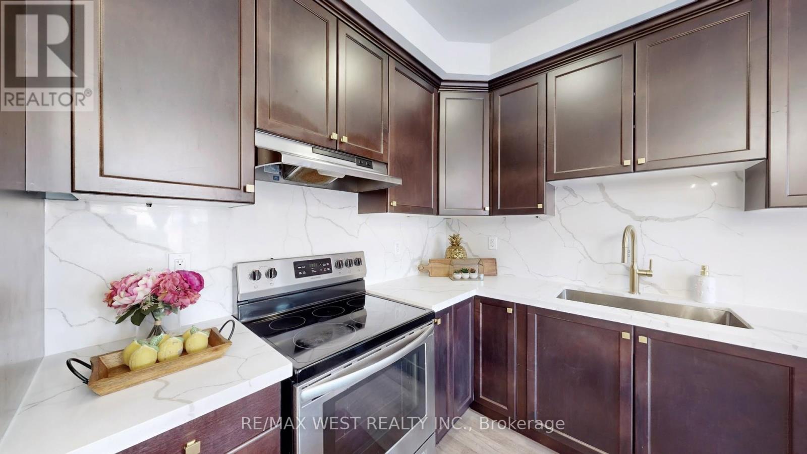 902 Sumac Crescent, Milton, ON - Indoor Photo Showing Kitchen