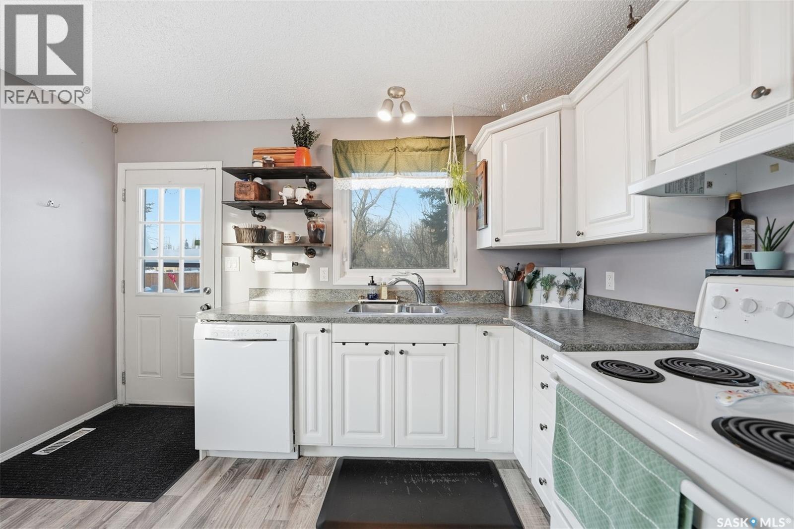 42 Macdowall Crescent, Prince Albert, SK - Indoor Photo Showing Kitchen