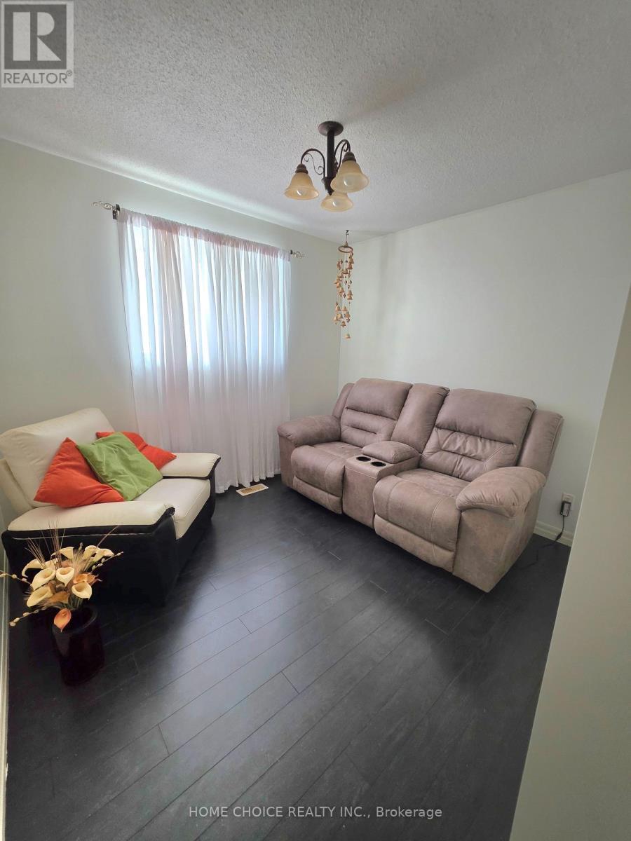 637 Pineridge Road, Waterloo, ON - Indoor Photo Showing Living Room