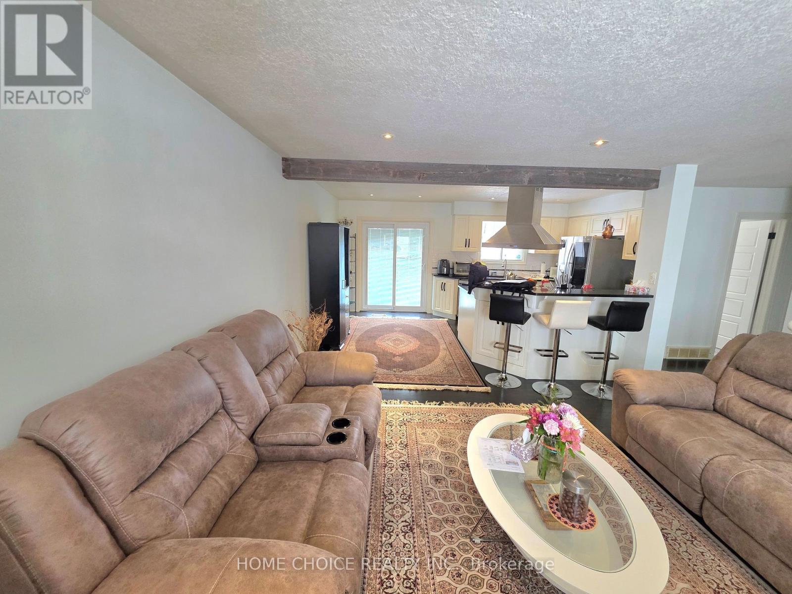 637 Pineridge Road, Waterloo, ON - Indoor Photo Showing Living Room