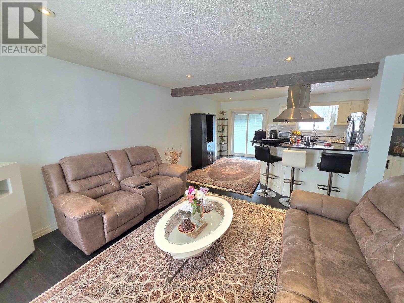 637 Pineridge Road, Waterloo, ON - Indoor Photo Showing Living Room