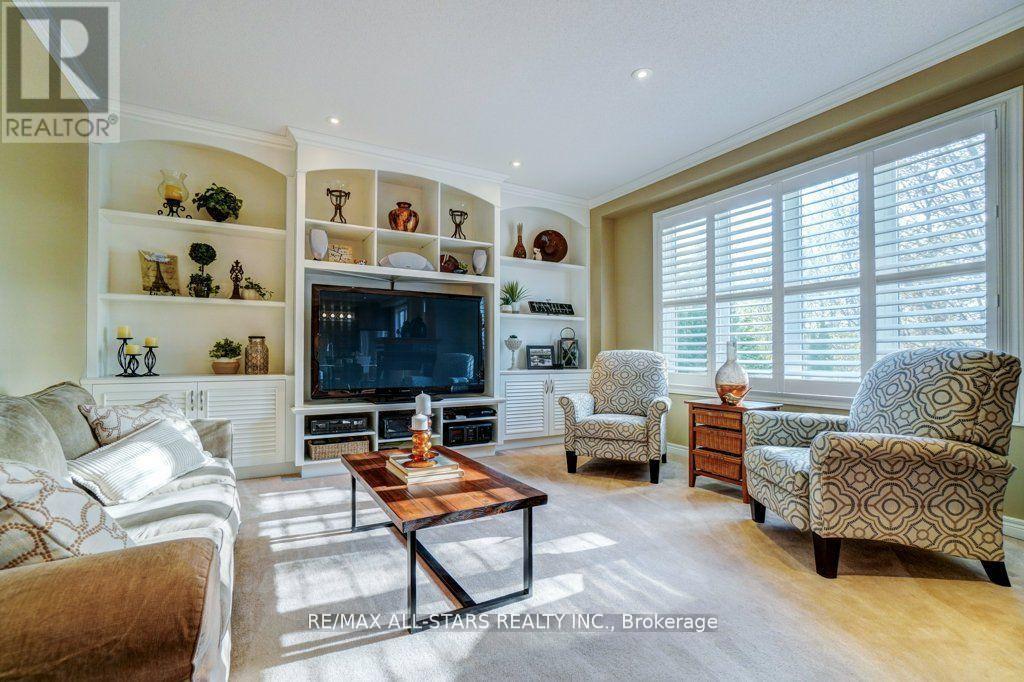 64 Button Crescent, Uxbridge, ON - Indoor Photo Showing Living Room