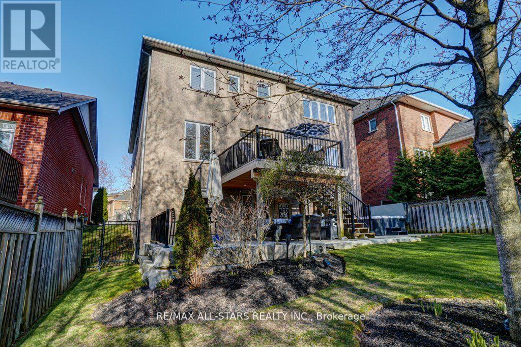 64 Button Crescent, Uxbridge, ON - Outdoor