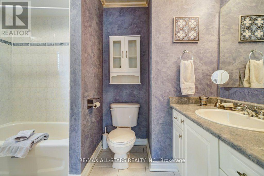 64 Button Crescent, Uxbridge, ON - Indoor Photo Showing Bathroom