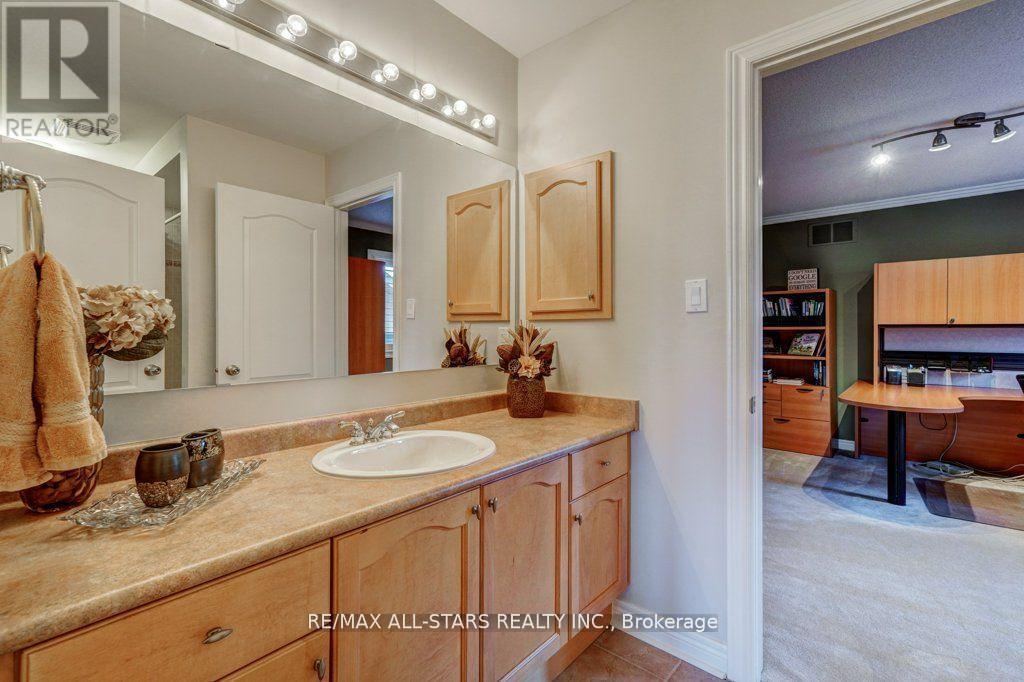64 Button Crescent, Uxbridge, ON - Indoor Photo Showing Bathroom