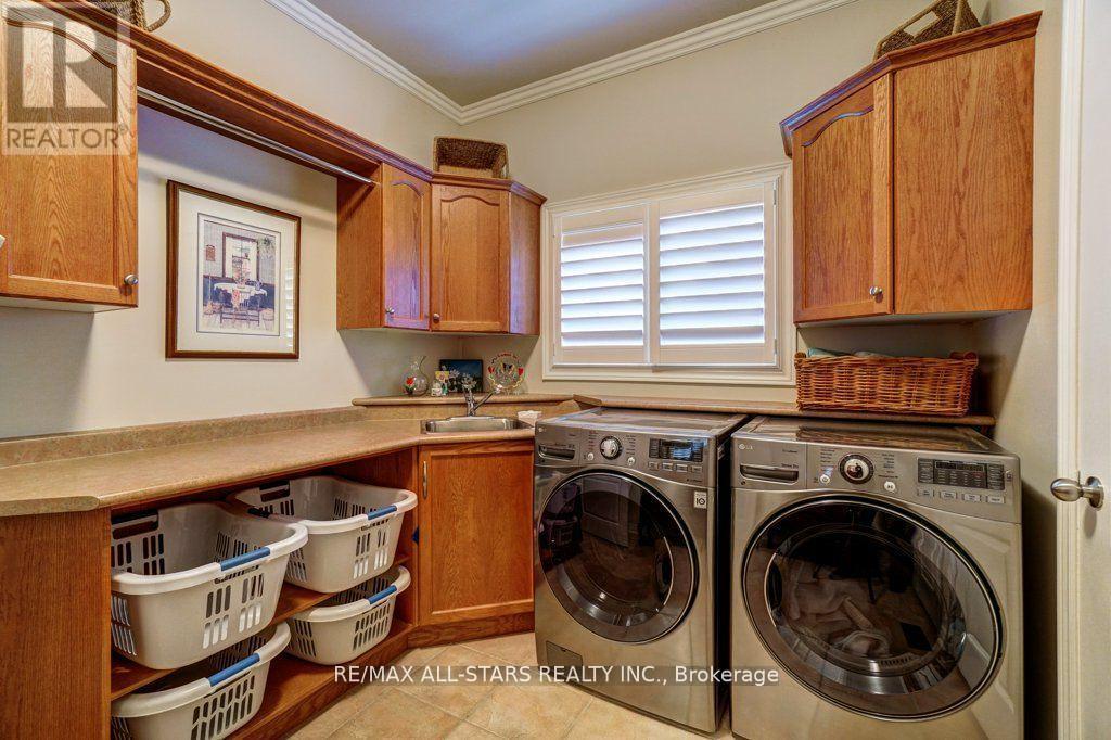 64 Button Crescent, Uxbridge, ON - Indoor Photo Showing Laundry Room