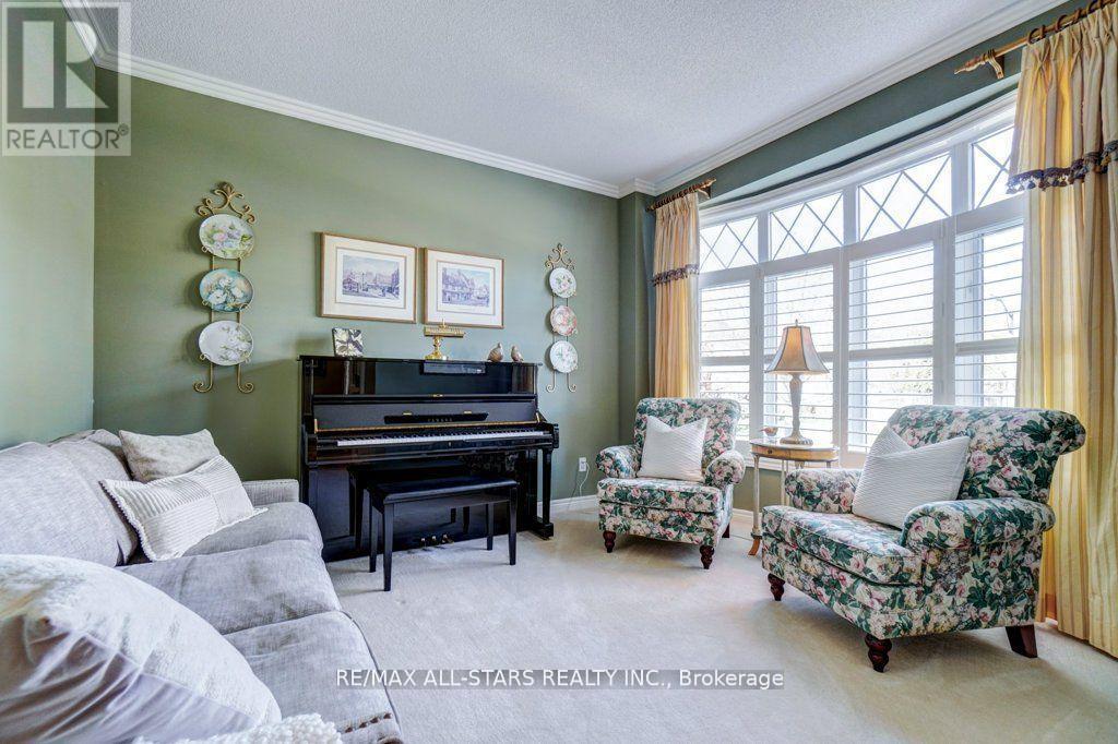 64 Button Crescent, Uxbridge, ON - Indoor Photo Showing Living Room
