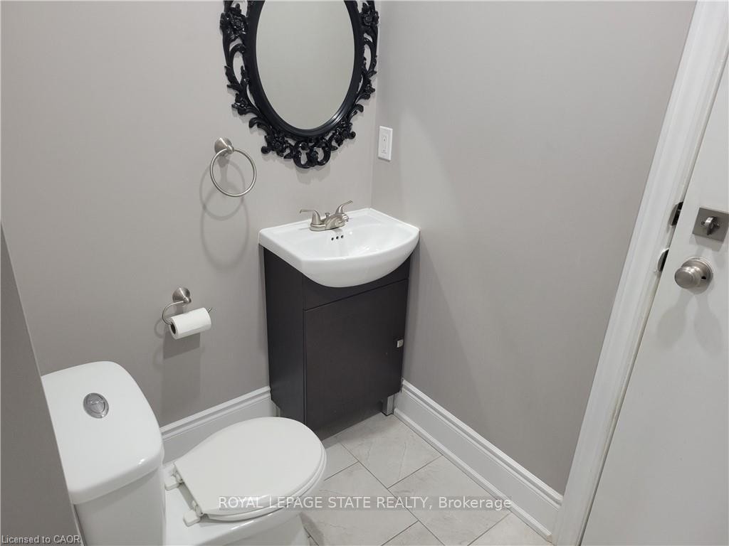 27 Belmont Avenue, Hamilton, ON - Indoor Photo Showing Bathroom