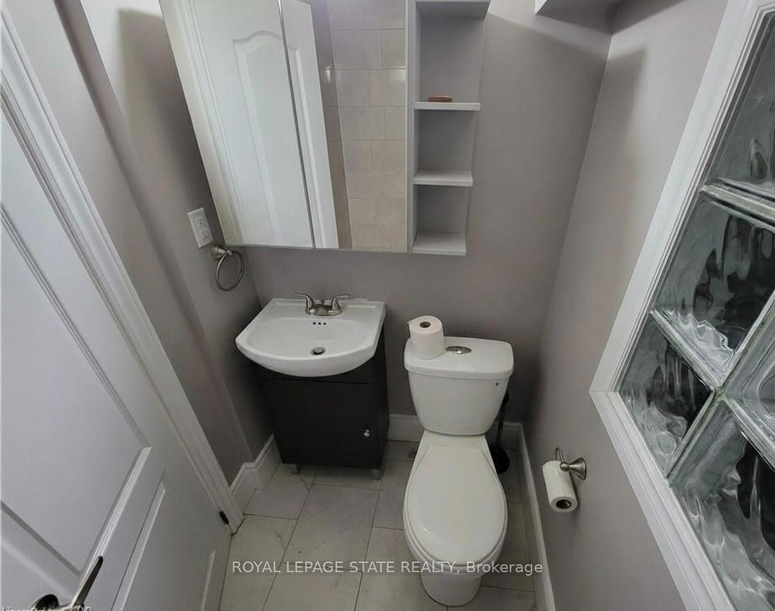 27 Belmont Avenue, Hamilton, ON - Indoor Photo Showing Bathroom