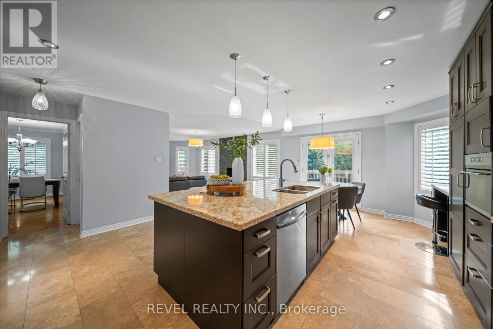3723 Trelawny Circle, Mississauga, ON - Indoor Photo Showing Kitchen With Double Sink With Upgraded Kitchen