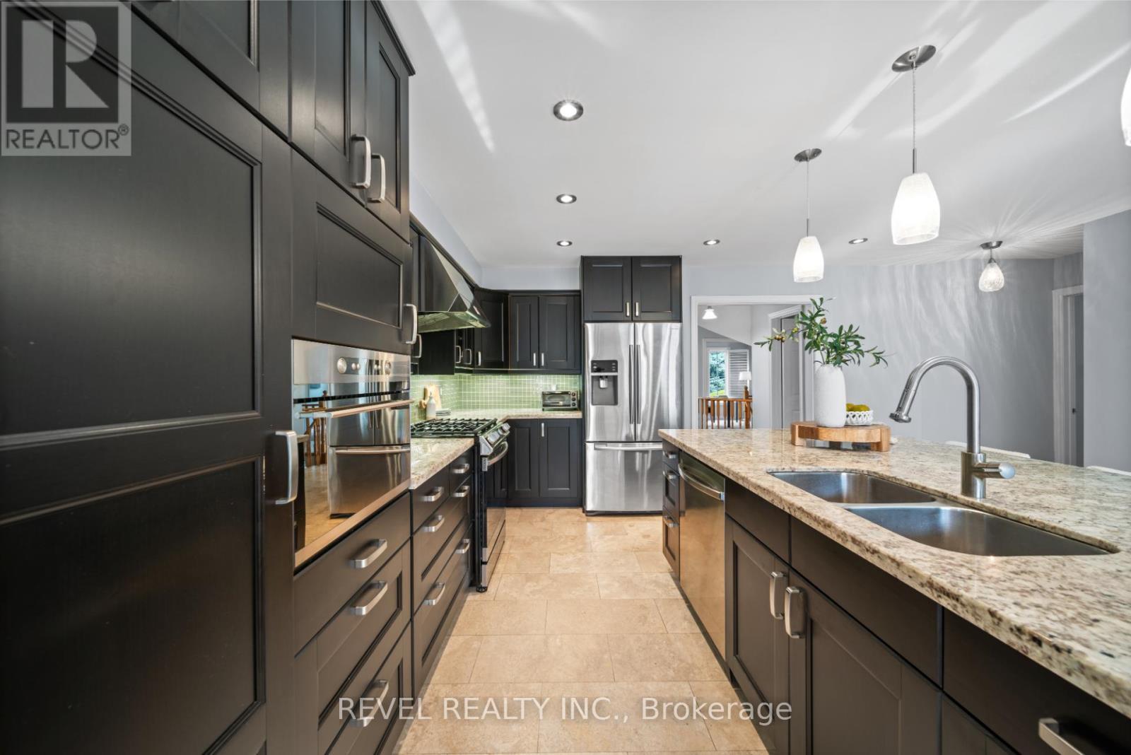 3723 Trelawny Circle, Mississauga, ON - Indoor Photo Showing Kitchen With Double Sink With Upgraded Kitchen