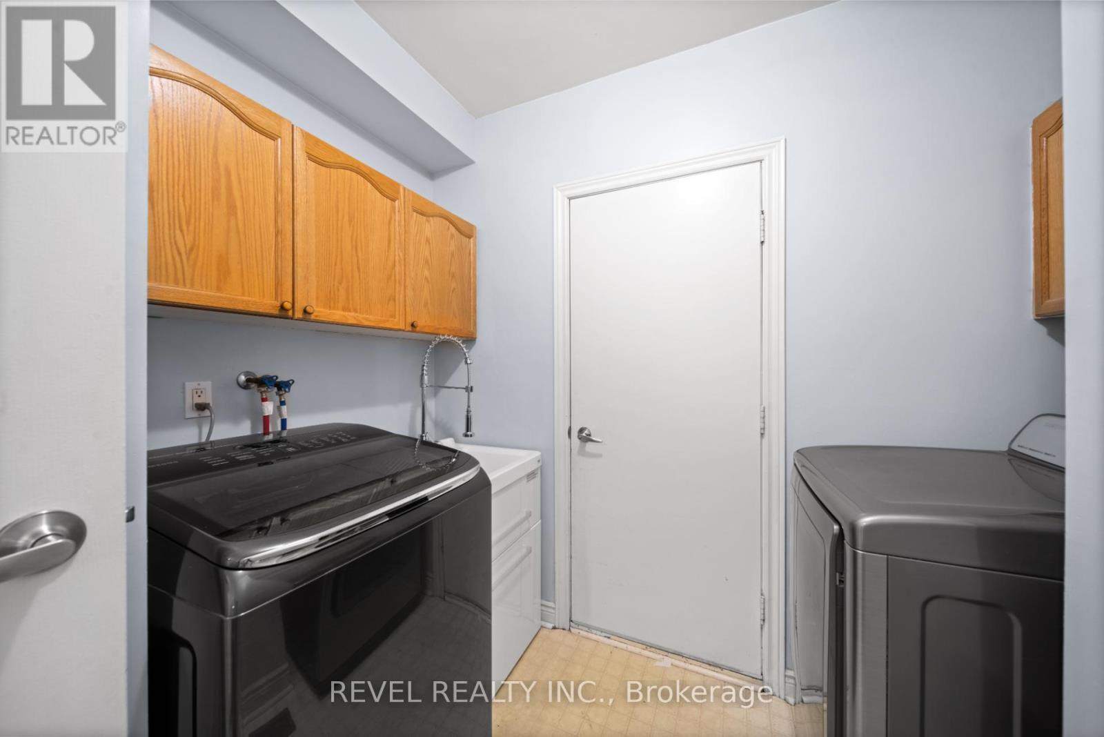 3723 Trelawny Circle, Mississauga, ON - Indoor Photo Showing Laundry Room