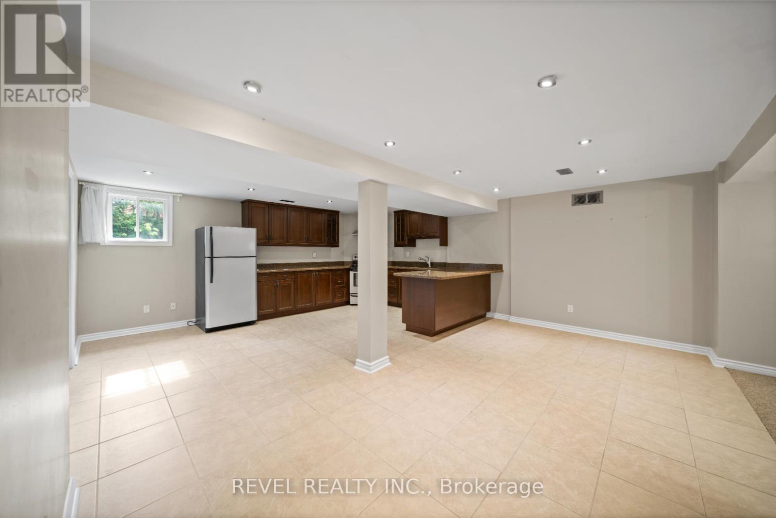 3723 Trelawny Circle, Mississauga, ON - Indoor