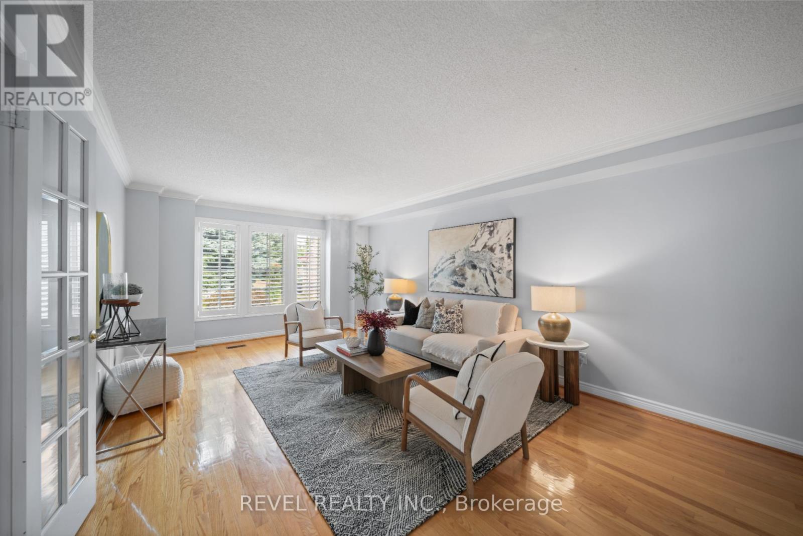 3723 Trelawny Circle, Mississauga, ON - Indoor Photo Showing Living Room