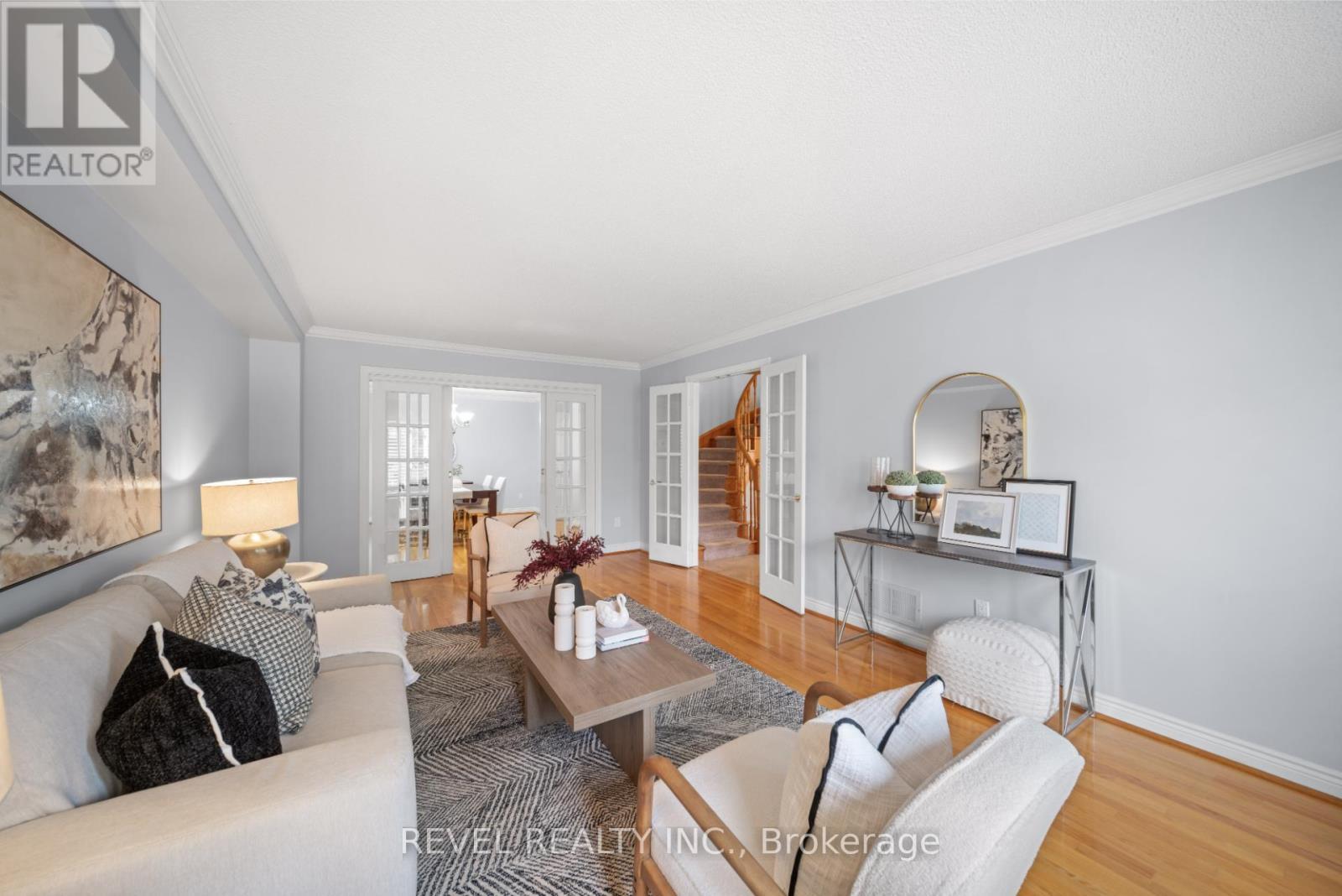 3723 Trelawny Circle, Mississauga, ON - Indoor Photo Showing Living Room