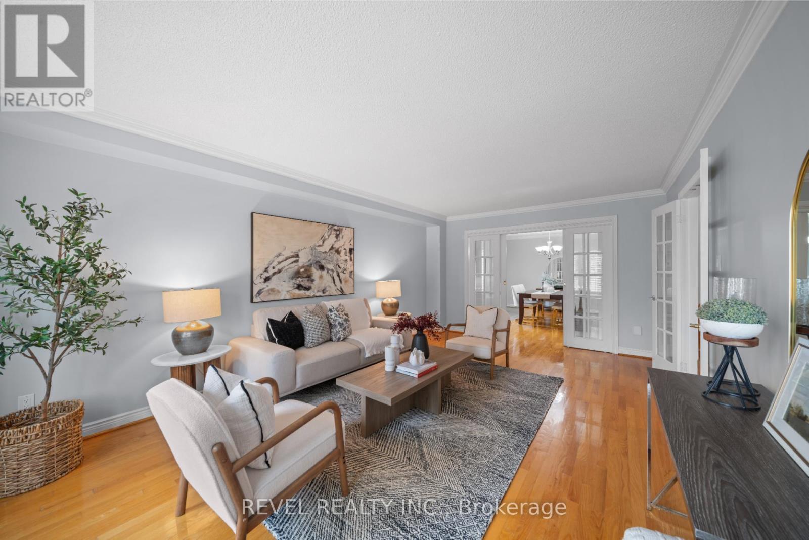 3723 Trelawny Circle, Mississauga, ON - Indoor Photo Showing Living Room