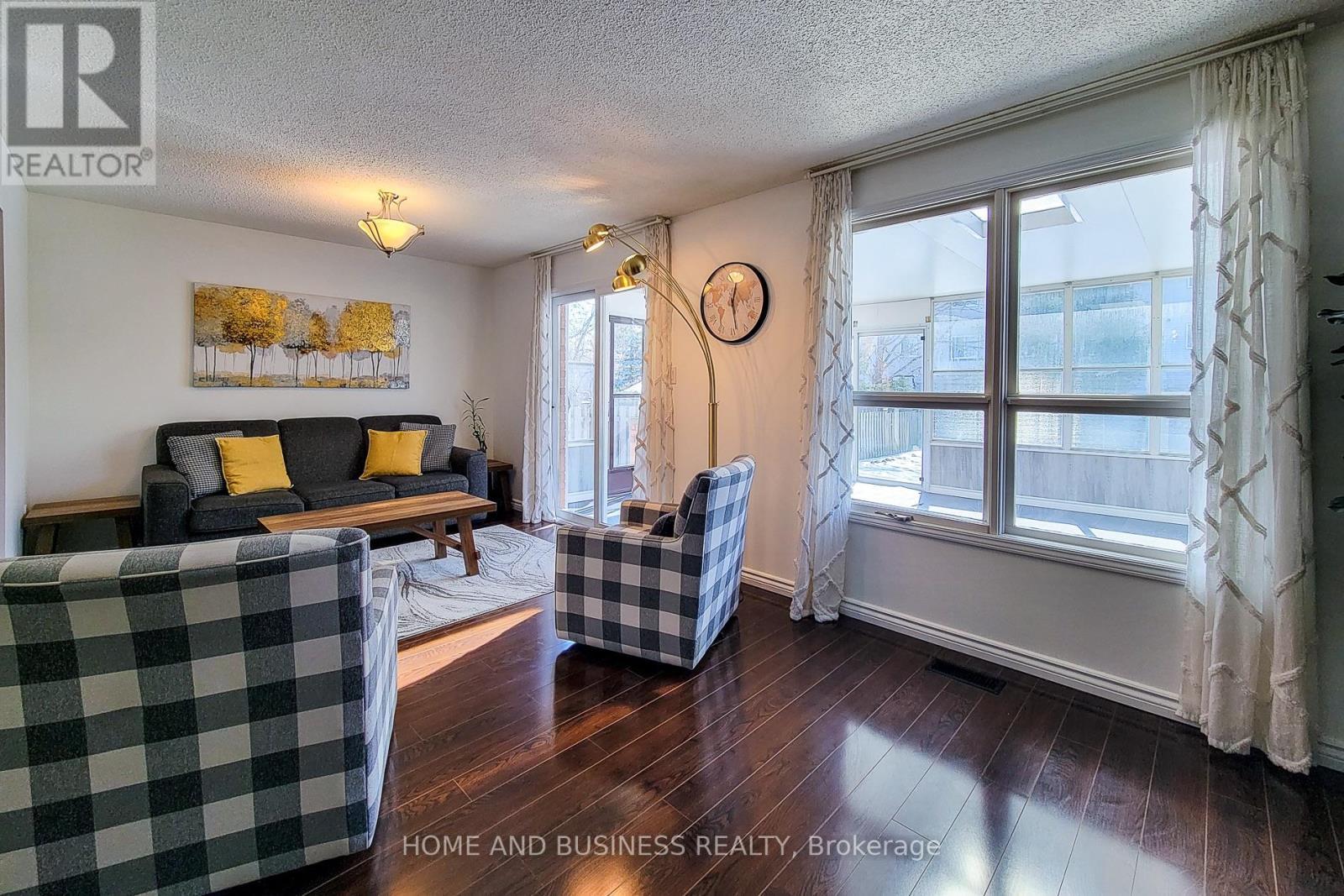 50 Everest Street, Hamilton, ON - Indoor Photo Showing Living Room