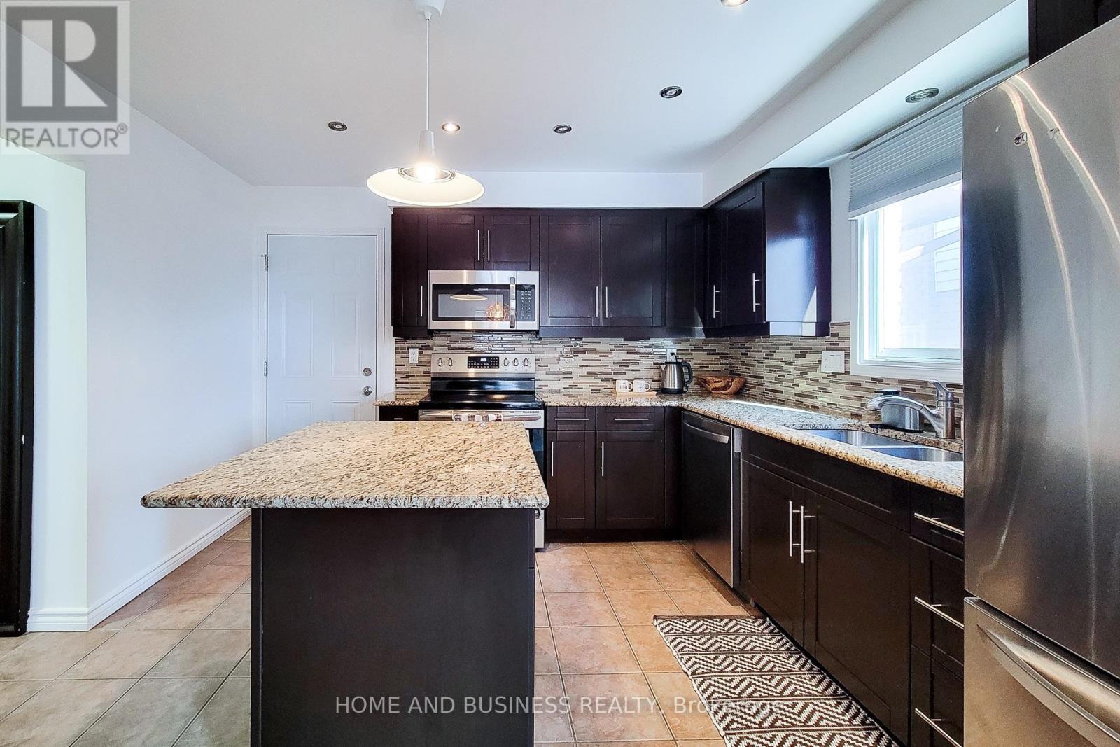 50 Everest Street, Hamilton, ON - Indoor Photo Showing Kitchen With Double Sink With Upgraded Kitchen