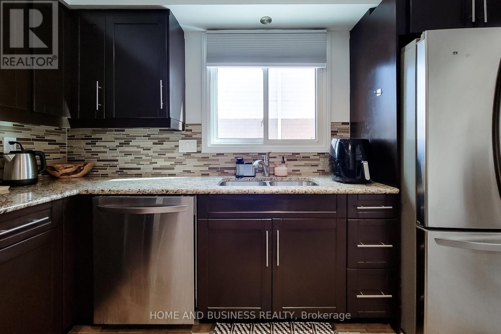 50 Everest Street, Hamilton, ON - Indoor Photo Showing Kitchen With Double Sink