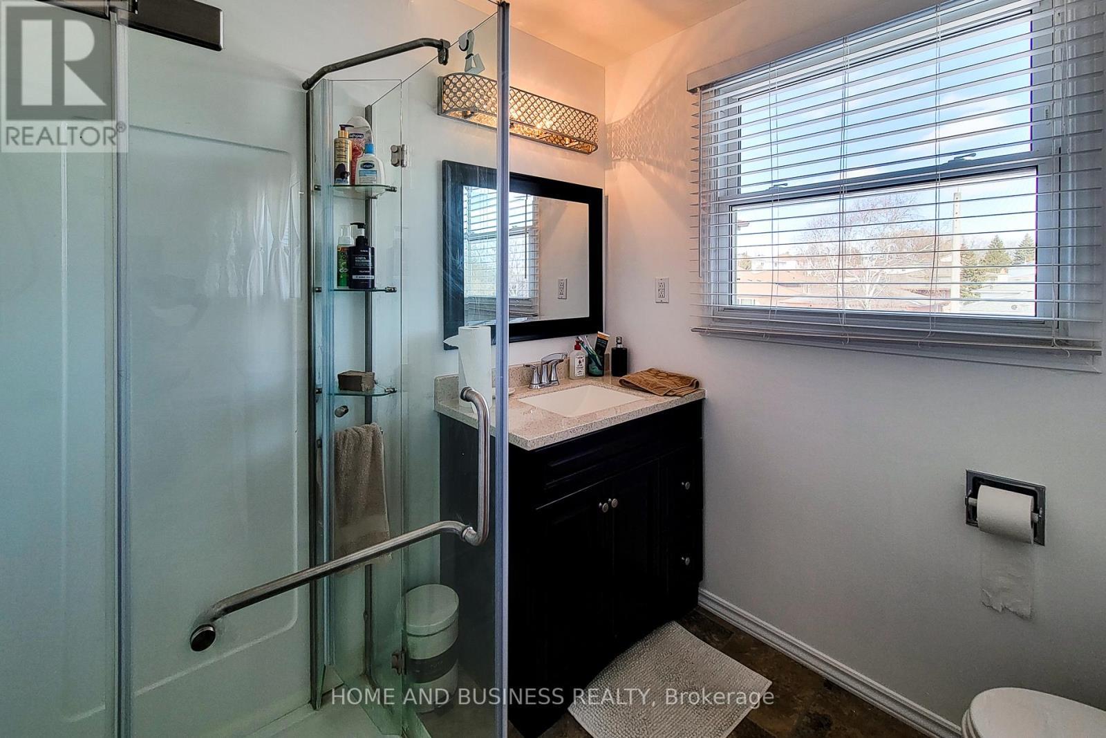 50 Everest Street, Hamilton, ON - Indoor Photo Showing Bathroom