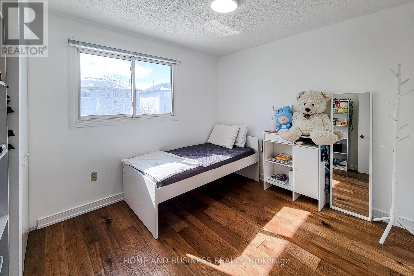 50 Everest Street, Hamilton, ON - Indoor Photo Showing Bedroom