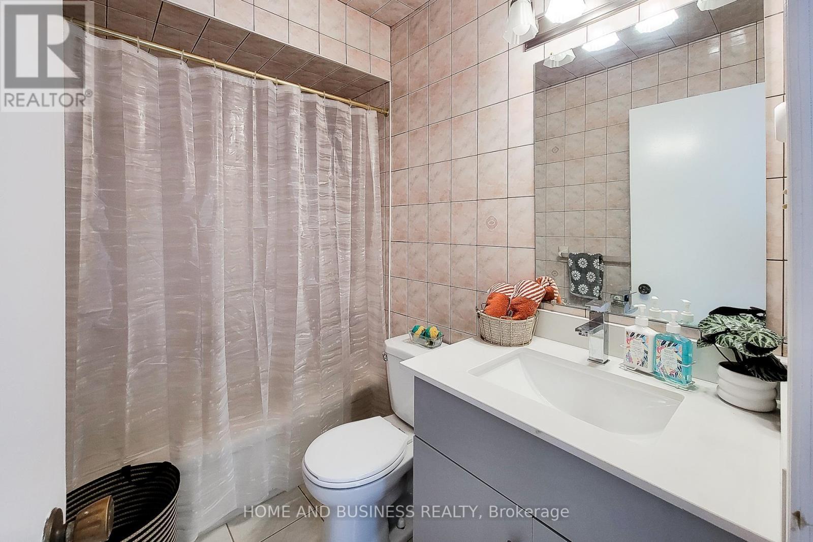 50 Everest Street, Hamilton, ON - Indoor Photo Showing Bathroom