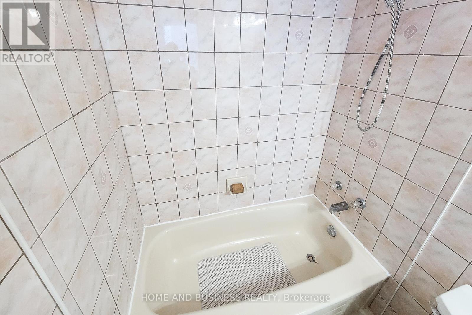 50 Everest Street, Hamilton, ON - Indoor Photo Showing Bathroom