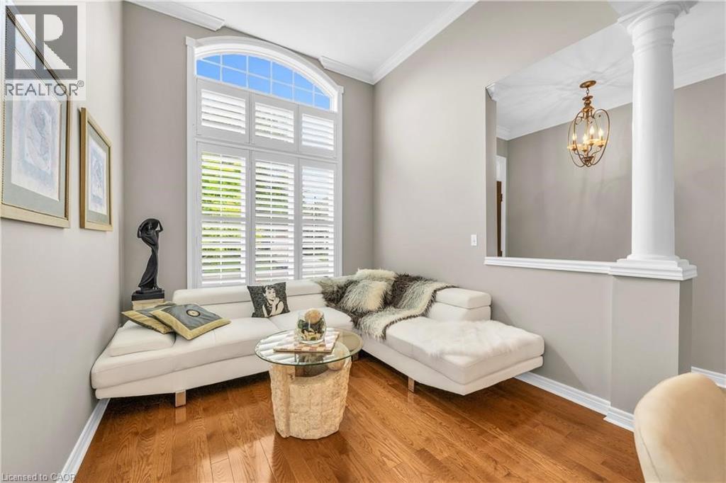 38 Sunbeam Drive, Hamilton, ON - Indoor Photo Showing Living Room