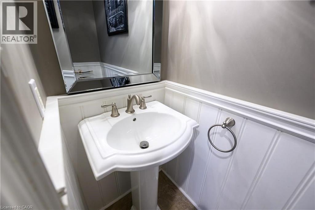 38 Sunbeam Drive, Hamilton, ON - Indoor Photo Showing Bathroom