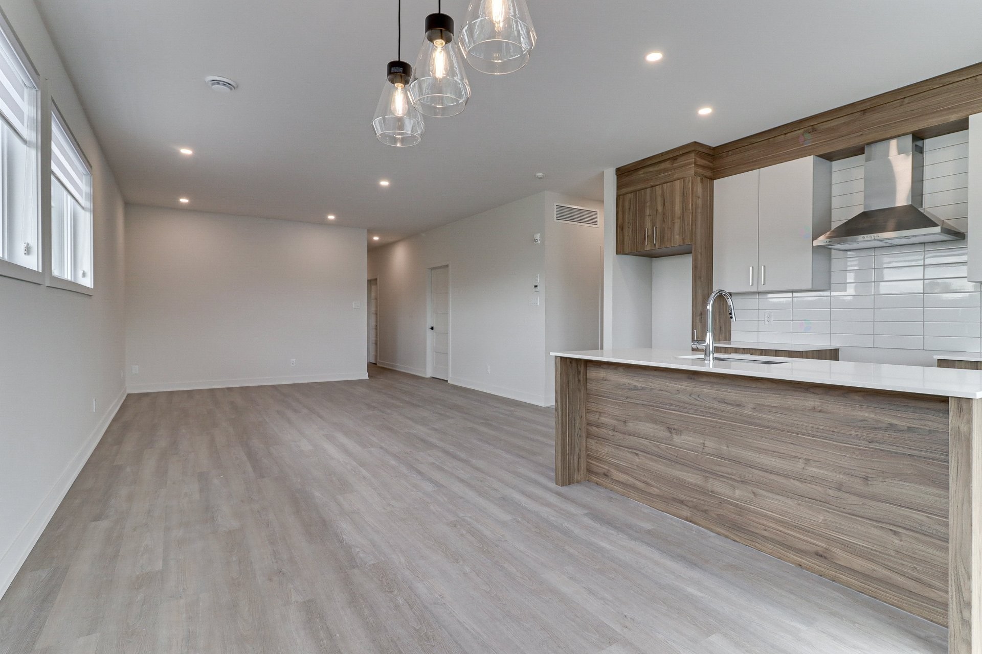 Vue d'ensemble - 8-2050 Boul. De Blois, Laval (Duvernay), QC - Indoor Photo Showing Kitchen