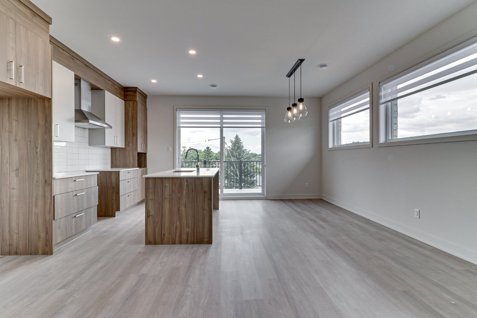 Vue d'ensemble - 8-2050 Boul. De Blois, Laval (Duvernay), QC - Indoor Photo Showing Kitchen
