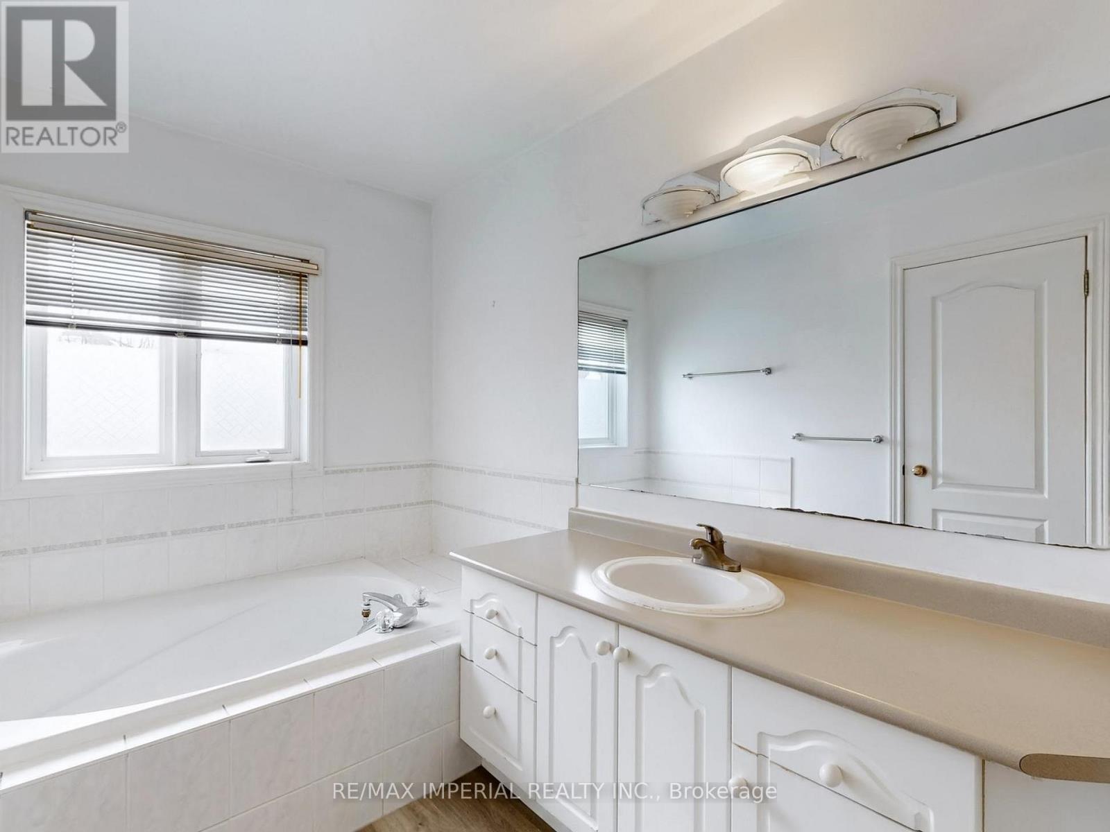 25 Ruby Crescent, Richmond Hill, ON - Indoor Photo Showing Bathroom
