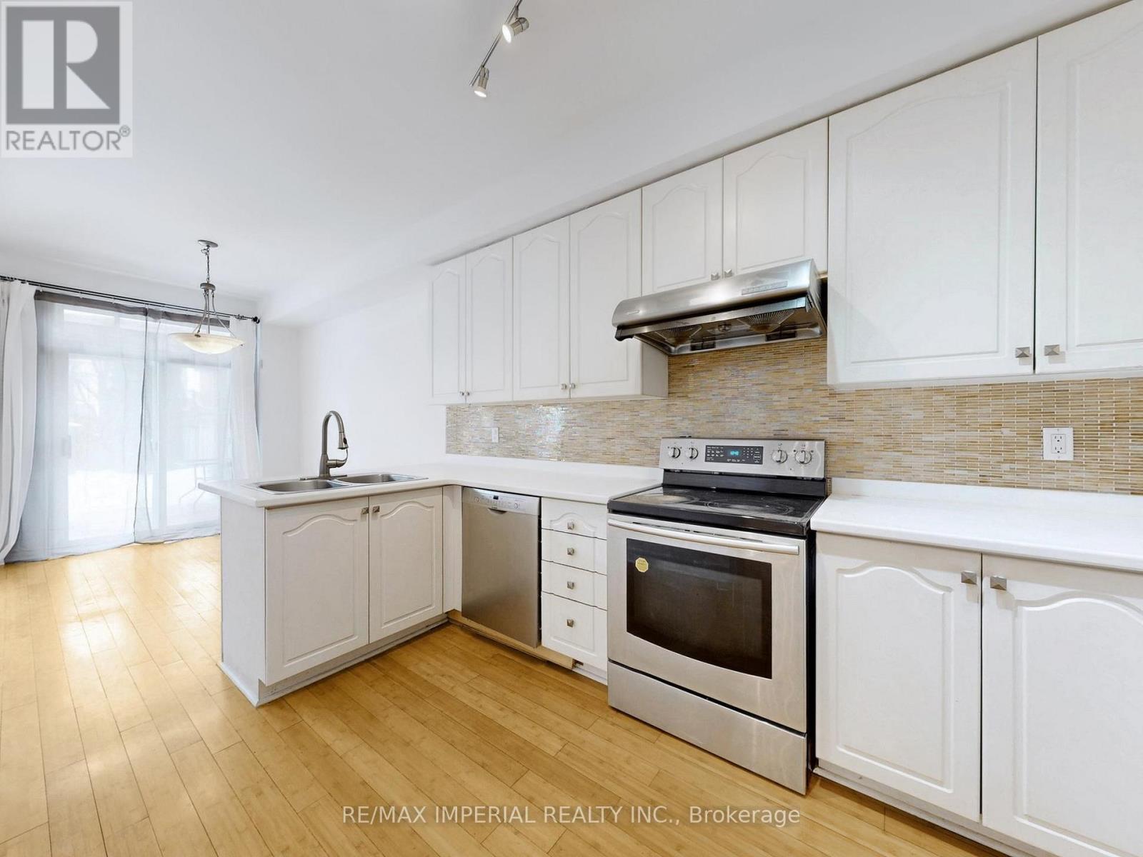 25 Ruby Crescent, Richmond Hill, ON - Indoor Photo Showing Kitchen With Double Sink