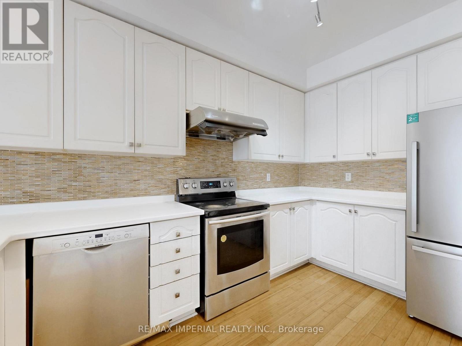 25 Ruby Crescent, Richmond Hill, ON - Indoor Photo Showing Kitchen
