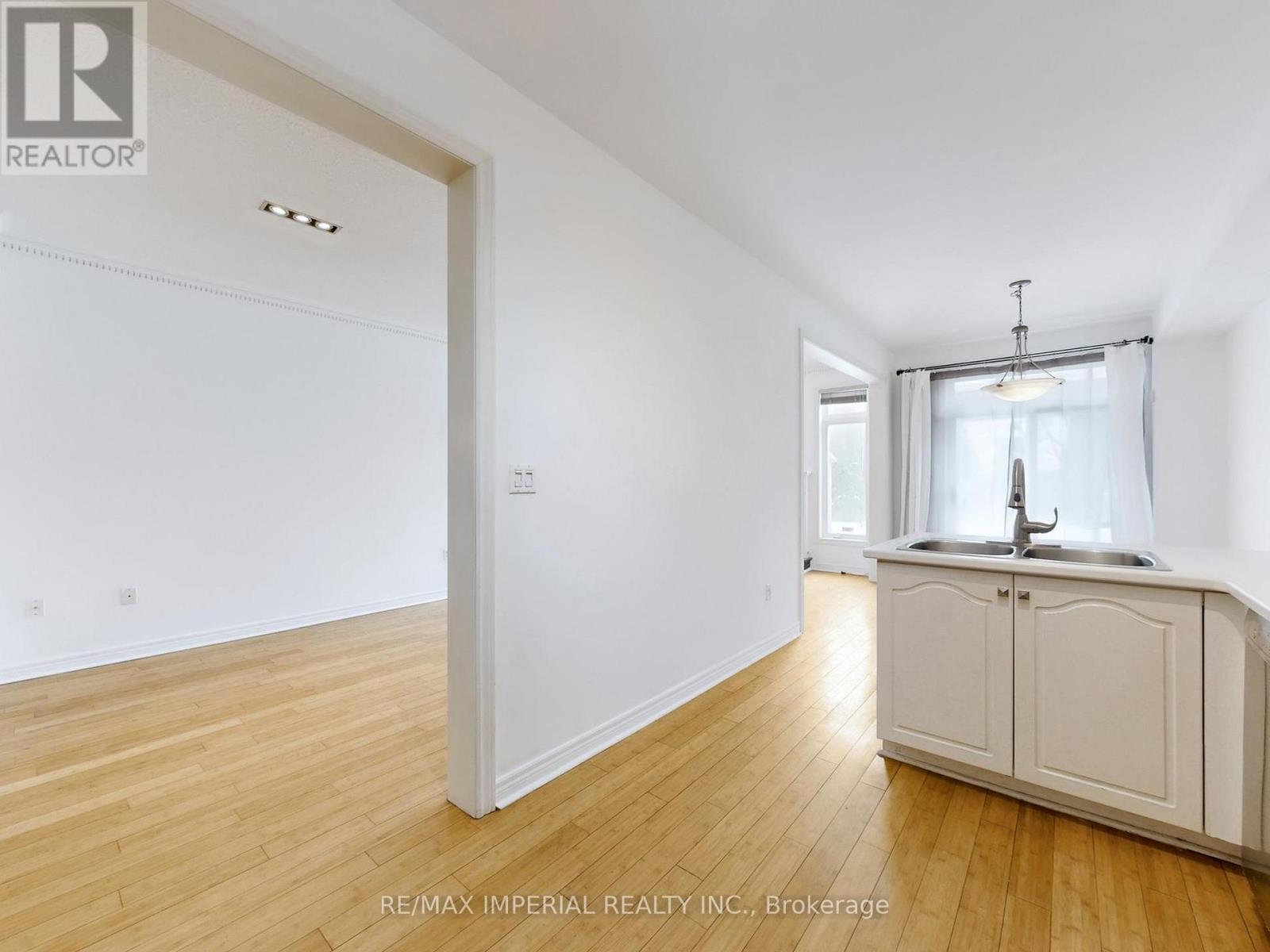 25 Ruby Crescent, Richmond Hill, ON - Indoor Photo Showing Kitchen With Double Sink