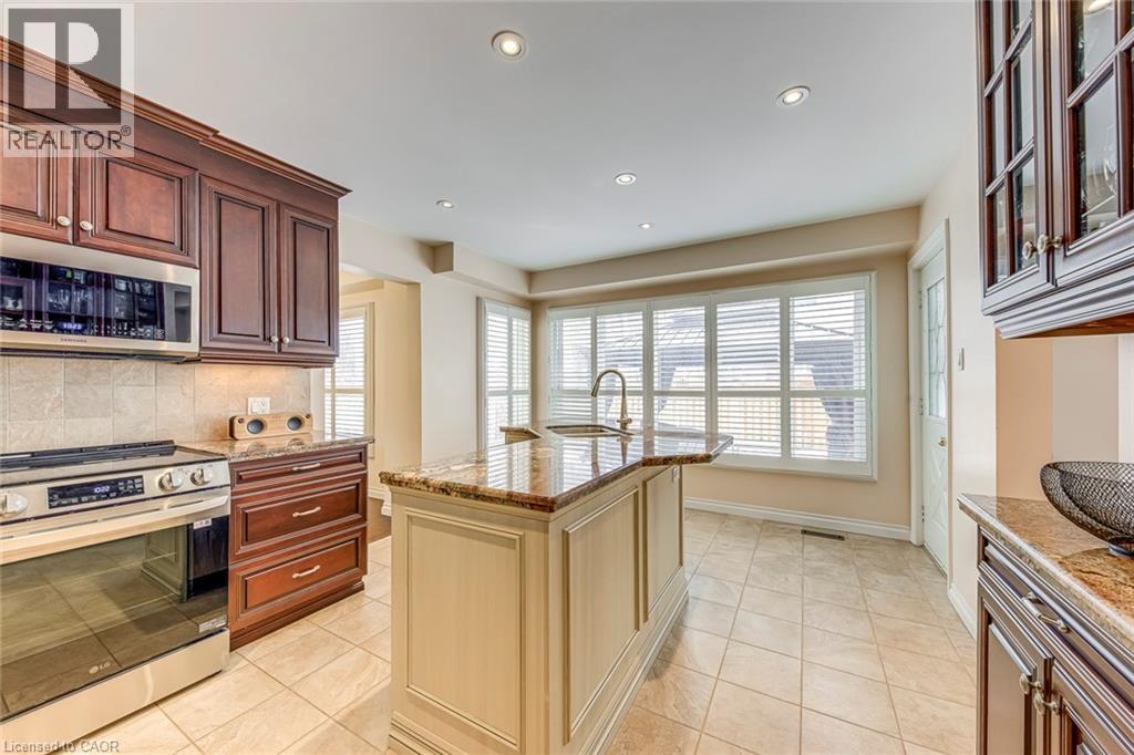 2223 Vista Drive, Burlington, ON - Indoor Photo Showing Kitchen With Upgraded Kitchen