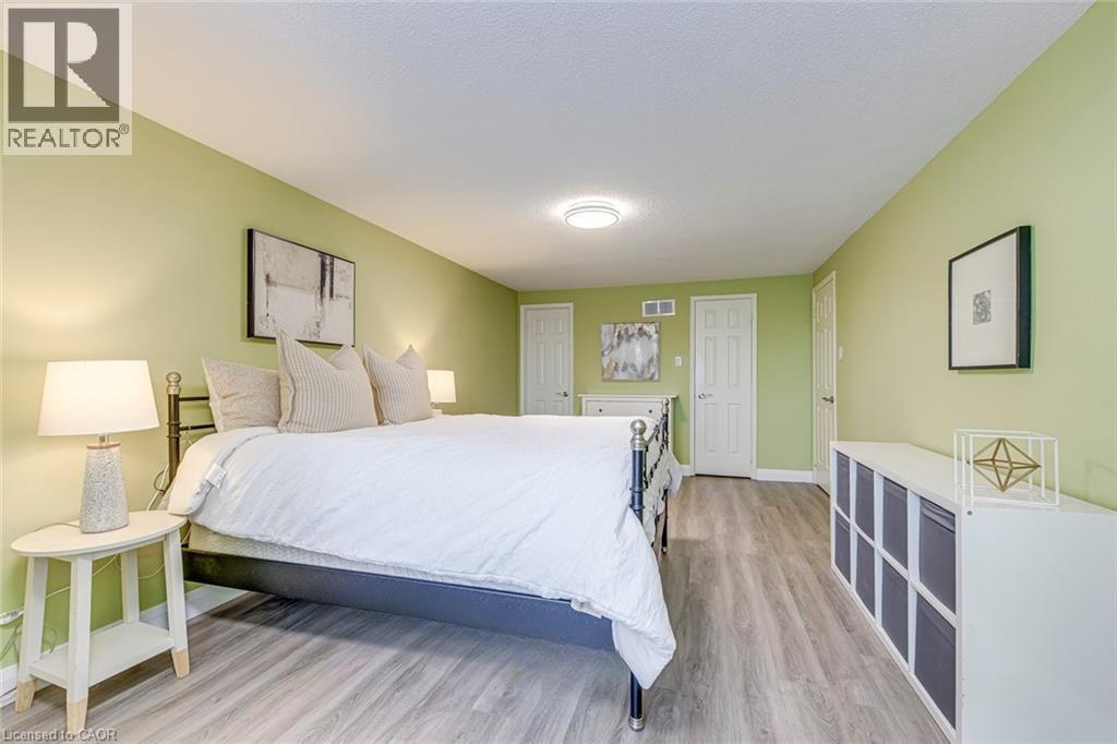 2223 Vista Drive, Burlington, ON - Indoor Photo Showing Bedroom
