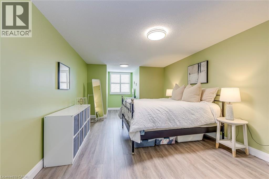 2223 Vista Drive, Burlington, ON - Indoor Photo Showing Bedroom
