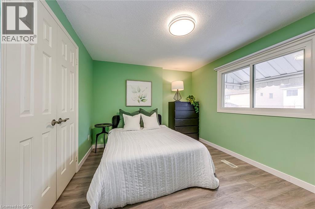 2223 Vista Drive, Burlington, ON - Indoor Photo Showing Bedroom