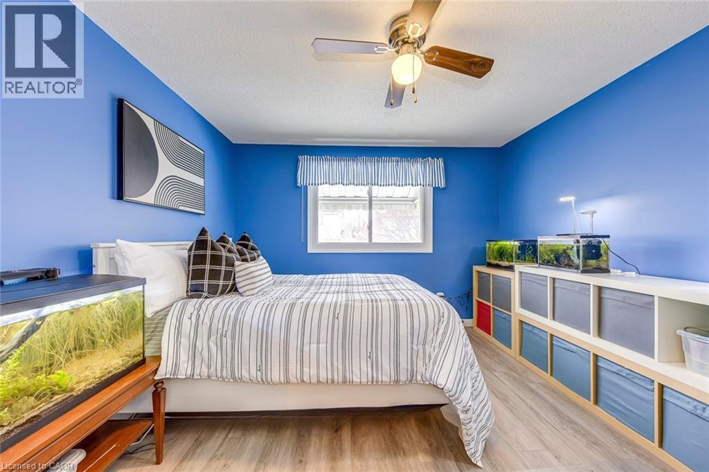 2223 Vista Drive, Burlington, ON - Indoor Photo Showing Bedroom