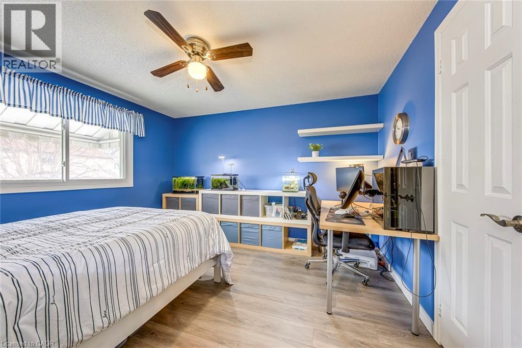 2223 Vista Drive, Burlington, ON - Indoor Photo Showing Bedroom