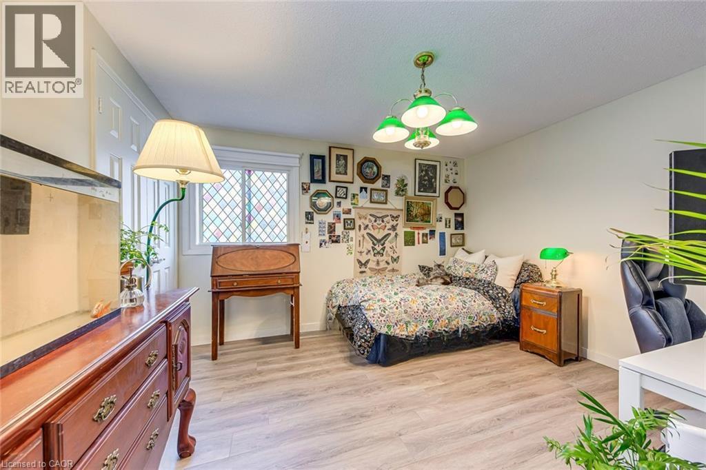 2223 Vista Drive, Burlington, ON - Indoor Photo Showing Bedroom