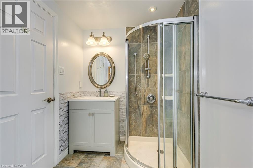 2223 Vista Drive, Burlington, ON - Indoor Photo Showing Bathroom