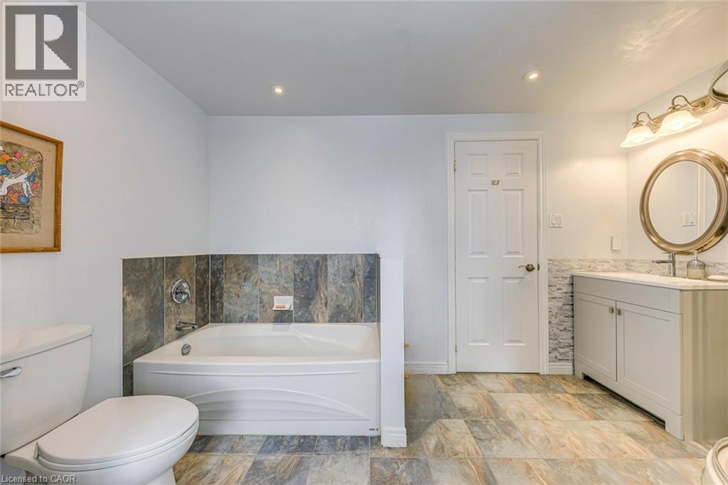 2223 Vista Drive, Burlington, ON - Indoor Photo Showing Bathroom